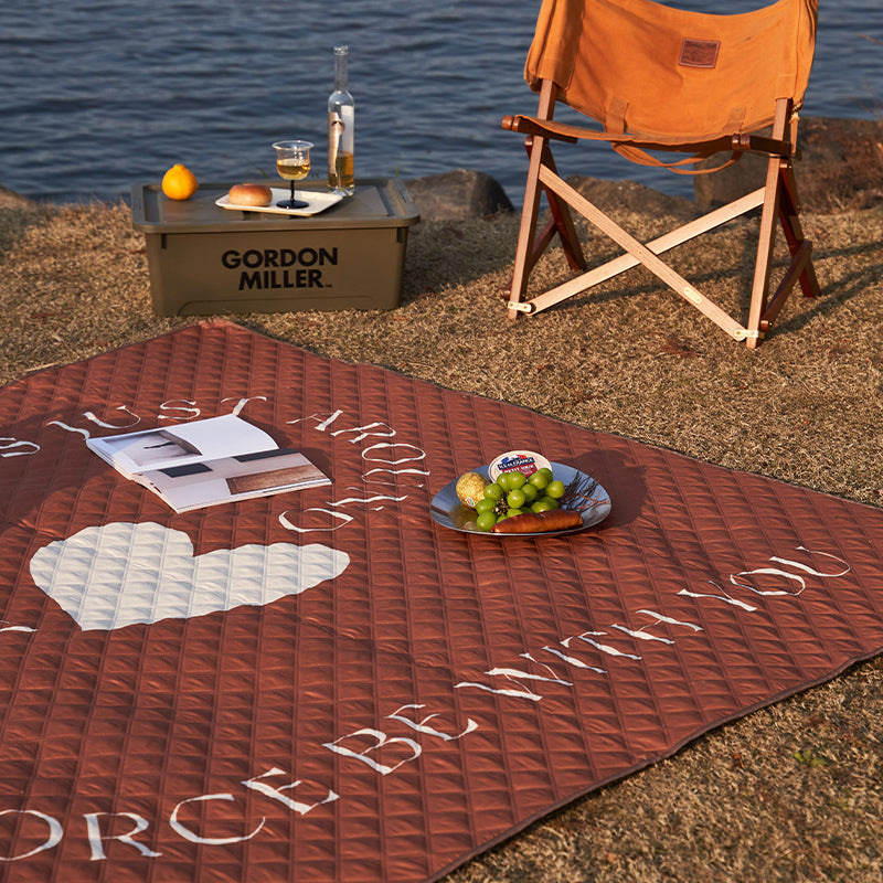 MOMO'S TALK | HEARTFELT PICNIC MAT