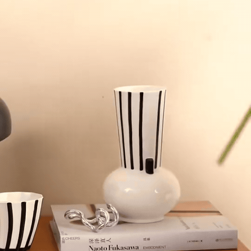 V-EAR. A BREATH OF MODERNITY | CERAMIC VASE