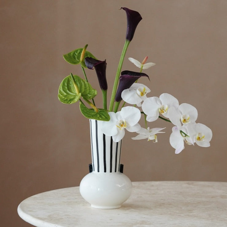 V-EAR. A BREATH OF MODERNITY | CERAMIC VASE
