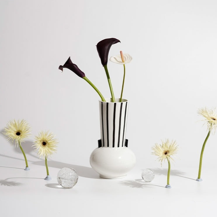 V-EAR. A BREATH OF MODERNITY | CERAMIC VASE